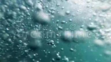 气泡漂浮和上升到海洋水面的慢<strong>运动视频</strong>